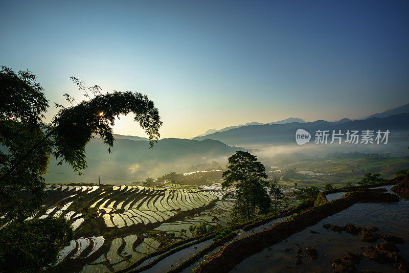越南老蔡省Y Ty的梯田水季，开始种植水稻之前的时间，背景是云